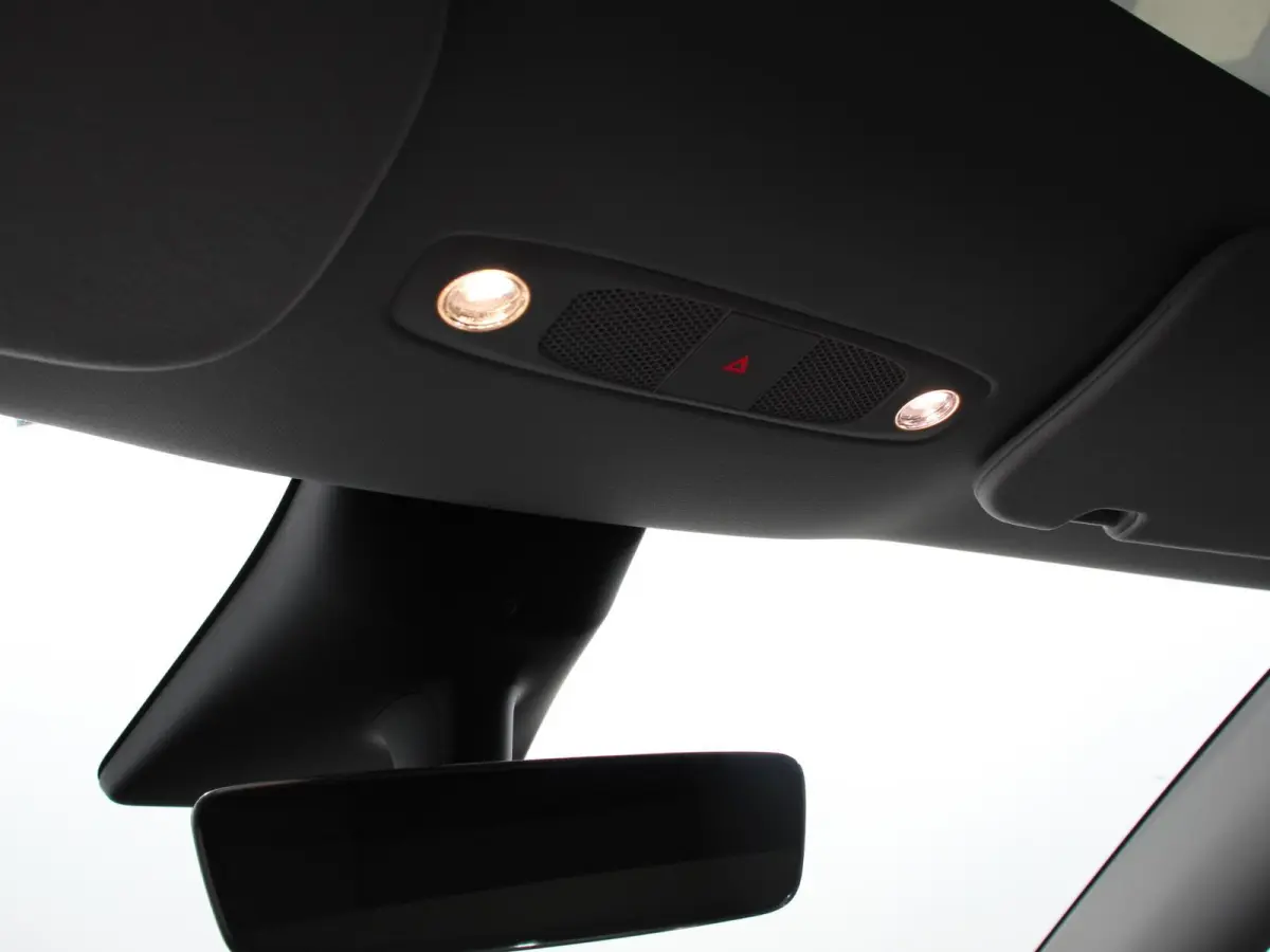 Long Range AWD 75 kWh Climate control Adaptieve cruise control Achteruitrijcamera Panoramadak Keyless Stuurverwarming Stoelverwarming LED Navigatie Parkeersensoren