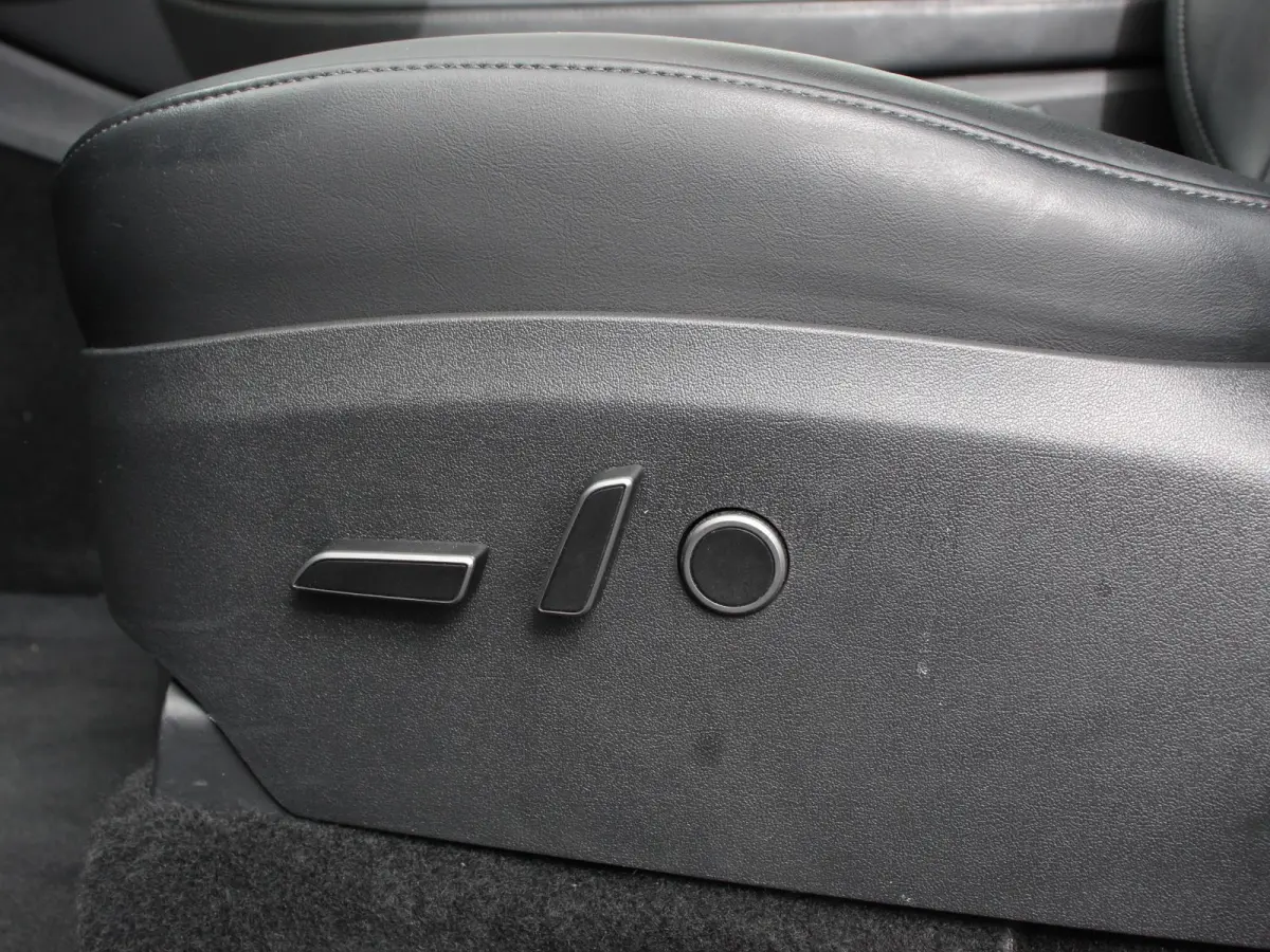 Long Range AWD 75 kWh Climate control Adaptieve cruise control Achteruitrijcamera Panoramadak Keyless Stuurverwarming Stoelverwarming LED Navigatie Parkeersensoren