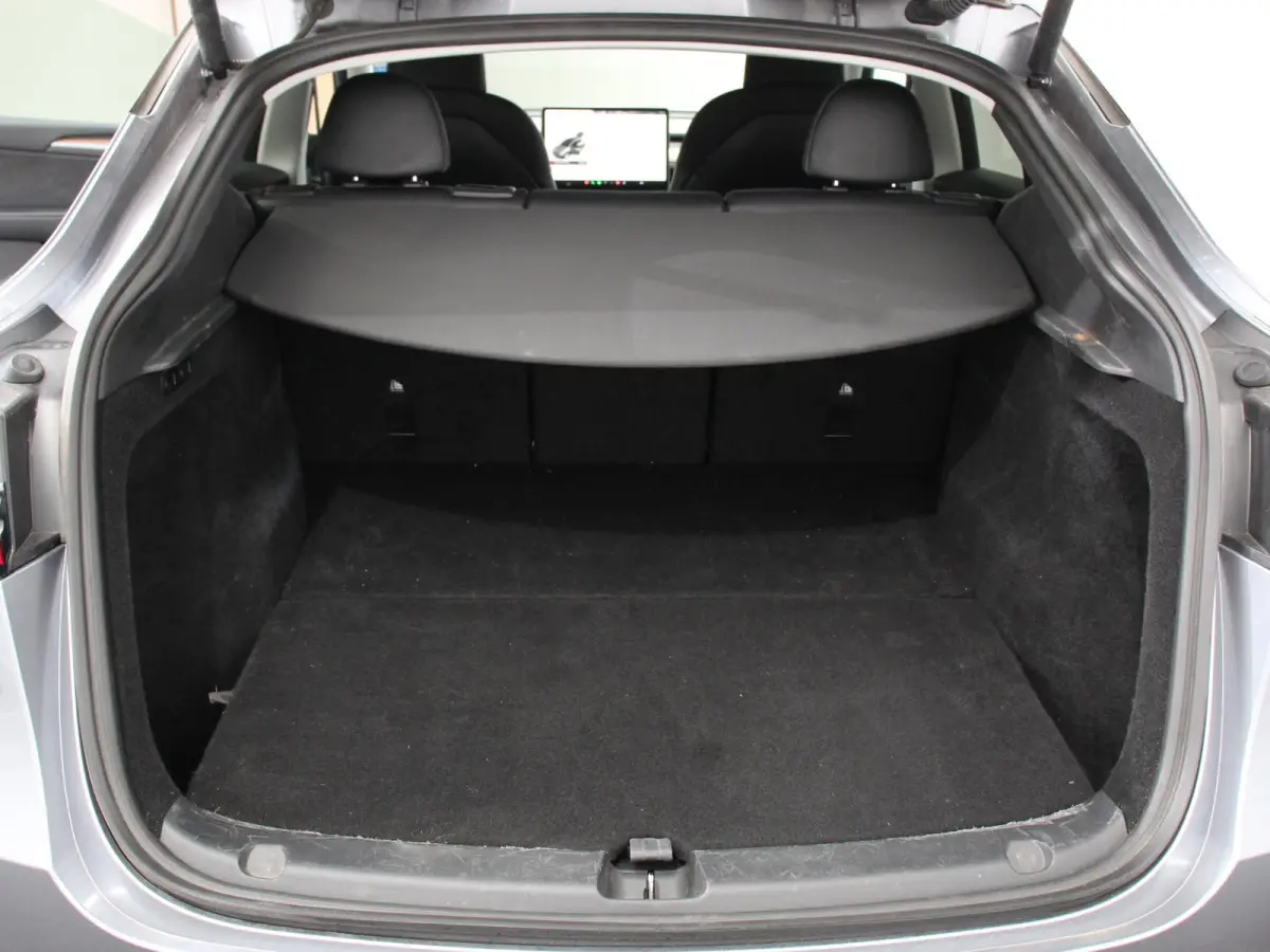 Long Range AWD 75 kWh Climate control Adaptieve cruise control Achteruitrijcamera Panoramadak Keyless Stuurverwarming Stoelverwarming LED Navigatie Parkeersensoren