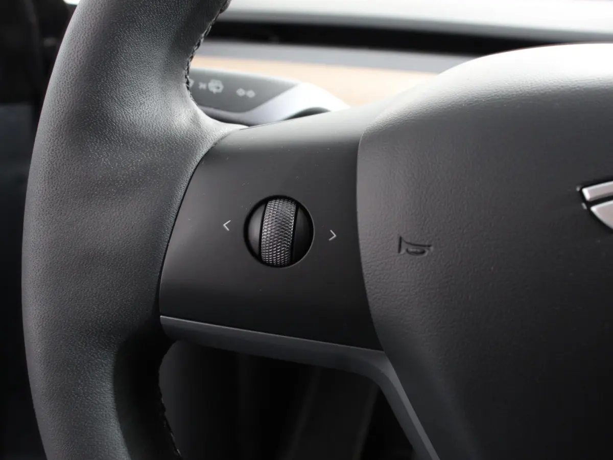 Long Range AWD 75 kWh Climate control Adaptieve cruise control Achteruitrijcamera Panoramadak Keyless Stuurverwarming Stoelverwarming LED Navigatie Parkeersensoren