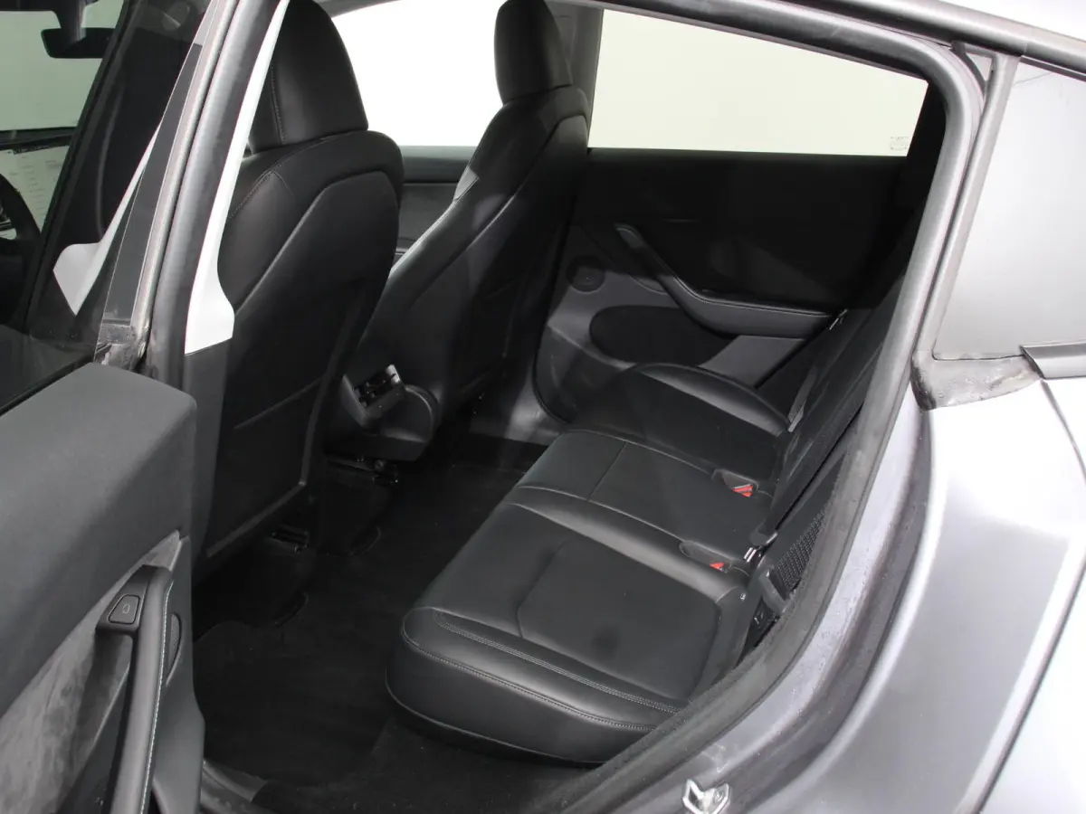 Long Range AWD 75 kWh Climate control Adaptieve cruise control Achteruitrijcamera Panoramadak Keyless Stuurverwarming Stoelverwarming LED Navigatie Parkeersensoren
