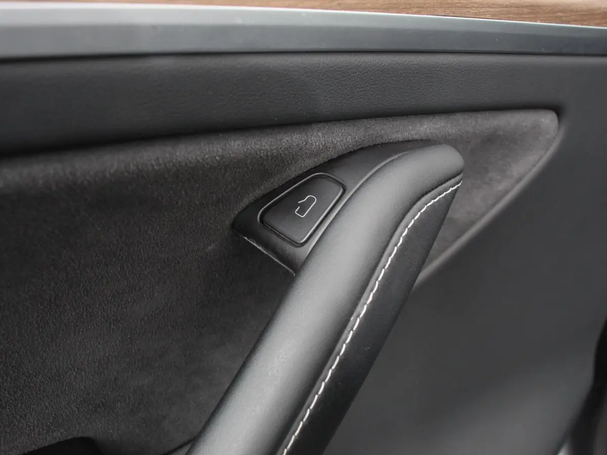 Long Range AWD 75 kWh Climate control Adaptieve cruise control Achteruitrijcamera Panoramadak Keyless Stuurverwarming Stoelverwarming LED Navigatie Parkeersensoren