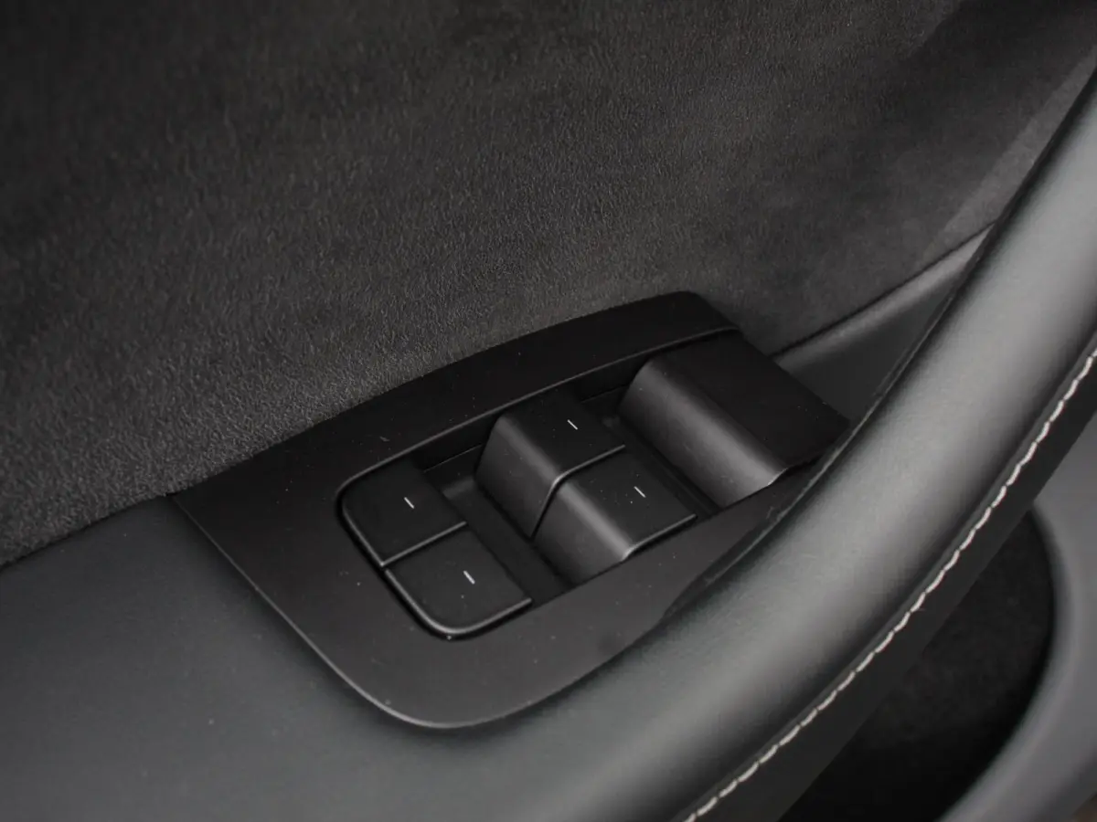 Long Range AWD 75 kWh Climate control Adaptieve cruise control Achteruitrijcamera Panoramadak Keyless Stuurverwarming Stoelverwarming LED Navigatie Parkeersensoren