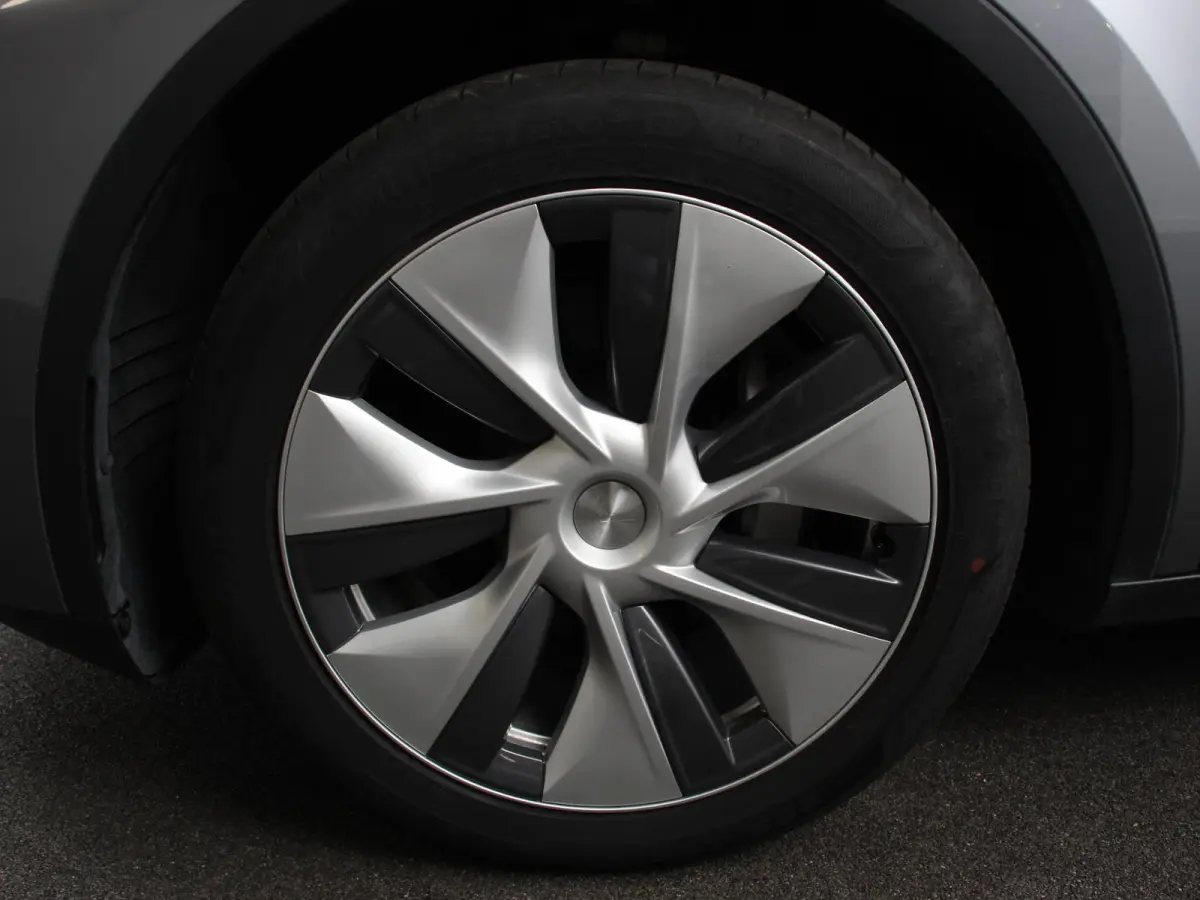 Long Range AWD 75 kWh Climate control Adaptieve cruise control Achteruitrijcamera Panoramadak Keyless Stuurverwarming Stoelverwarming LED Navigatie Parkeersensoren