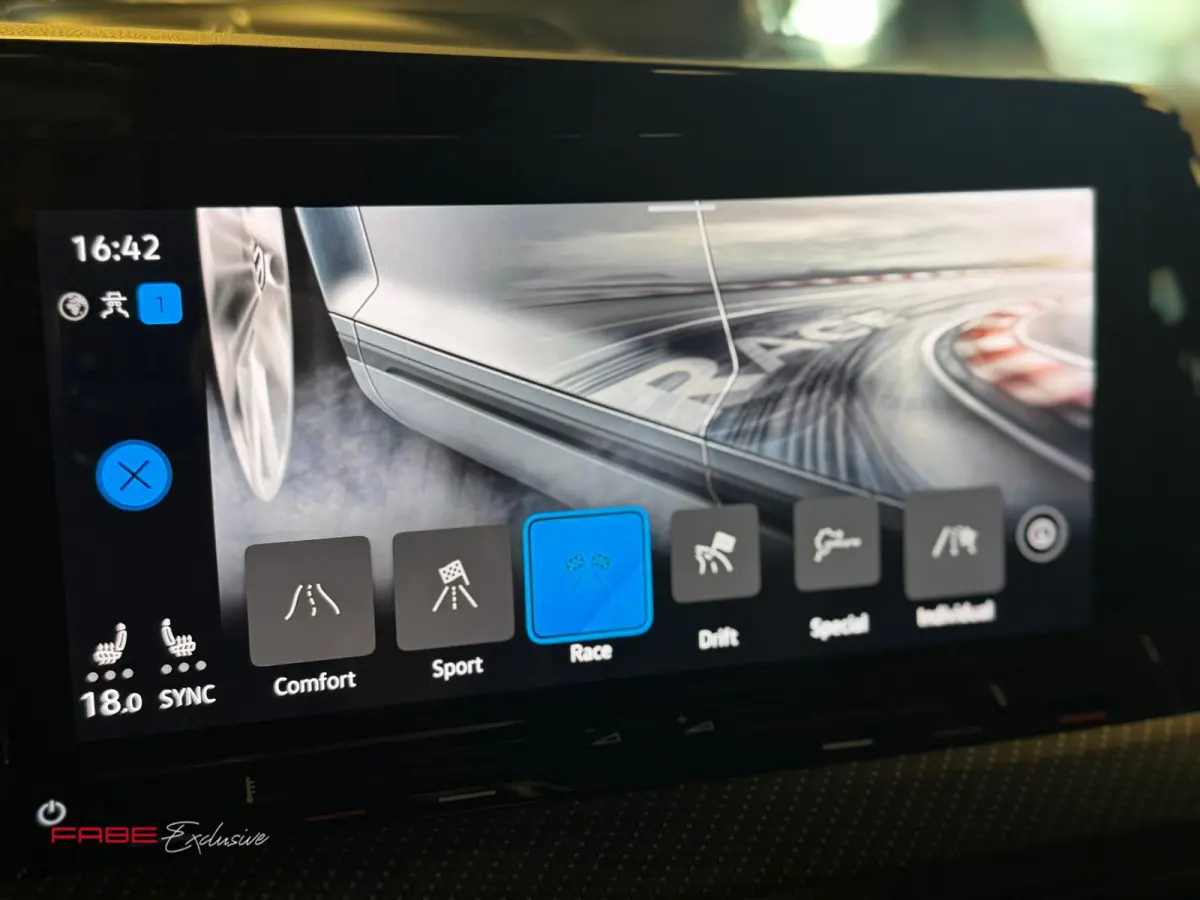 2.0 TSI R 4Motion / H/K / IQ Lights / HUD / Pano / Camera / Stuurverwarming