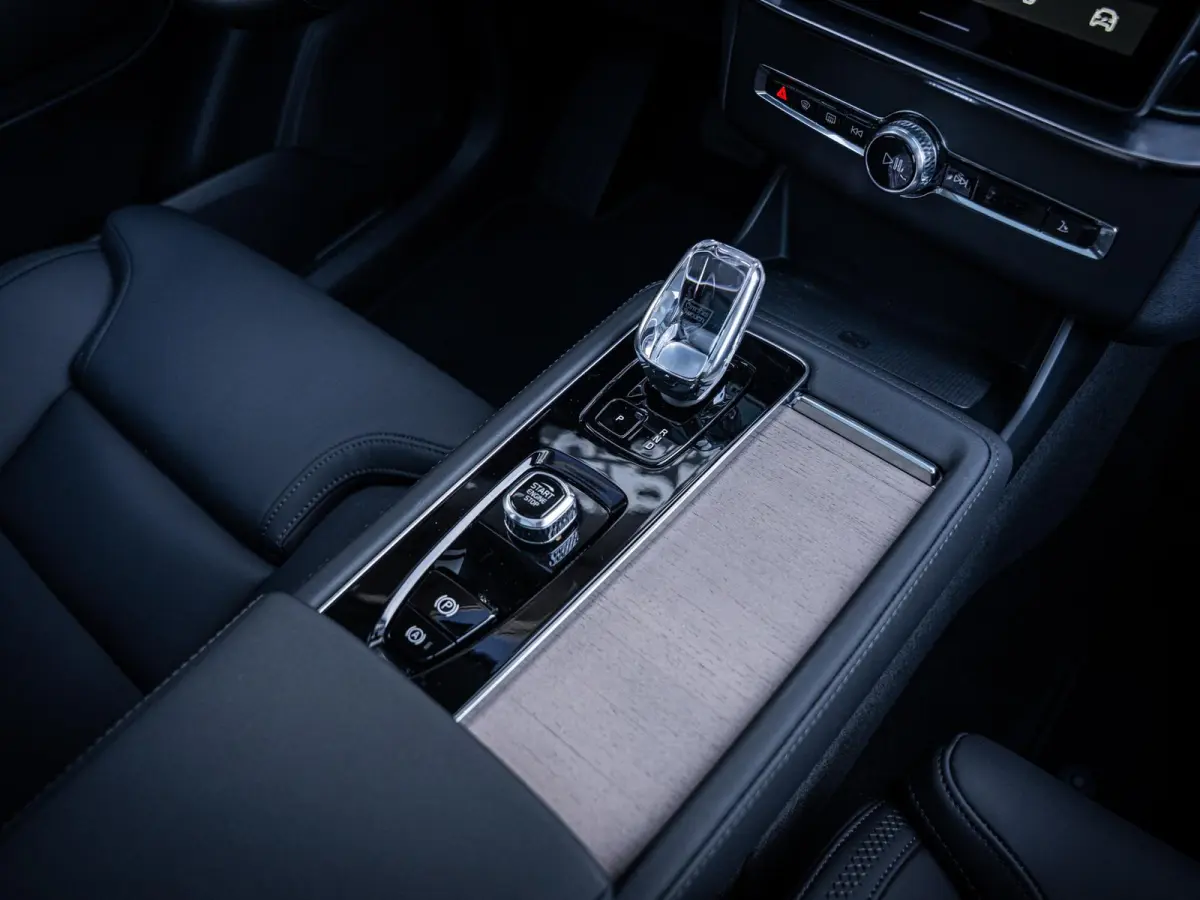 2.0 T8 Plug-in hybrid AWD Plus Dark - HUD l 360cam l ACC l H/Kardon l 21''