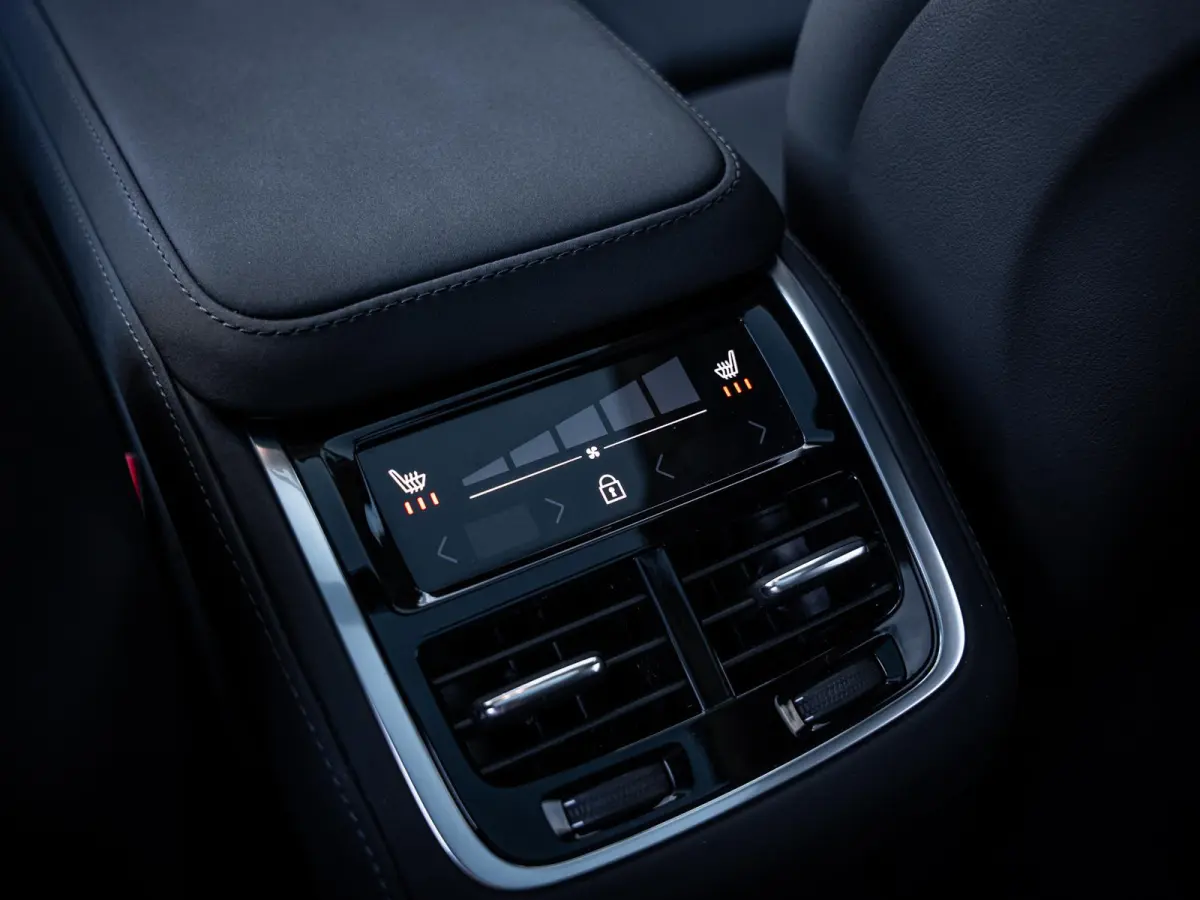 2.0 T8 Plug-in hybrid AWD Plus Dark - HUD l 360cam l ACC l H/Kardon l 21''