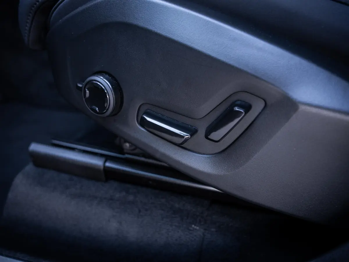 2.0 T8 Plug-in hybrid AWD Plus Dark - HUD l 360cam l ACC l H/Kardon l 21''