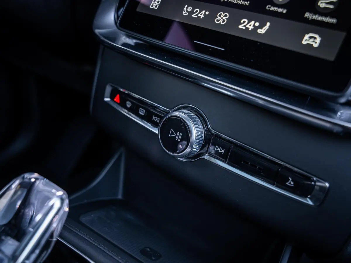 2.0 T8 Plug-in hybrid AWD Plus Dark - HUD l 360cam l ACC l H/Kardon l 21''