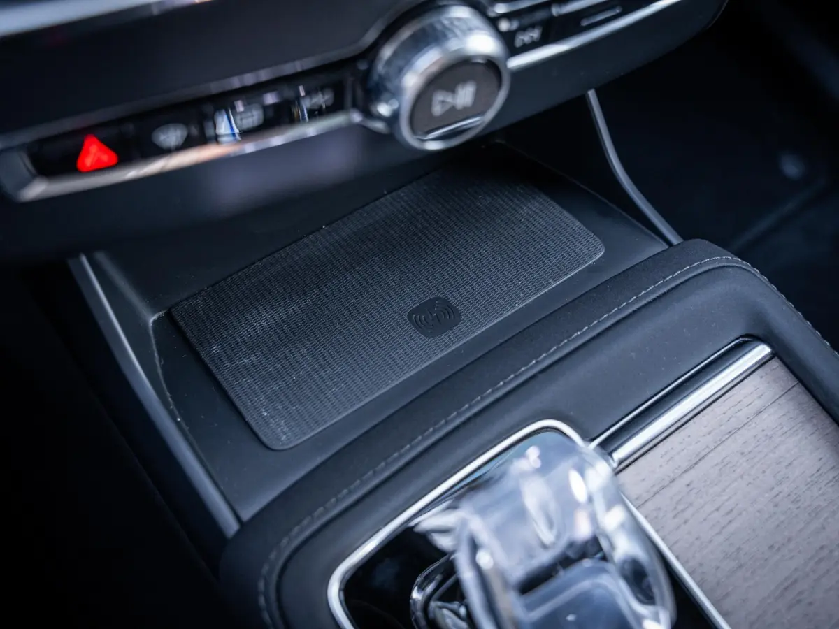 2.0 T8 Plug-in hybrid AWD Plus Dark - HUD l 360cam l ACC l H/Kardon l 21''