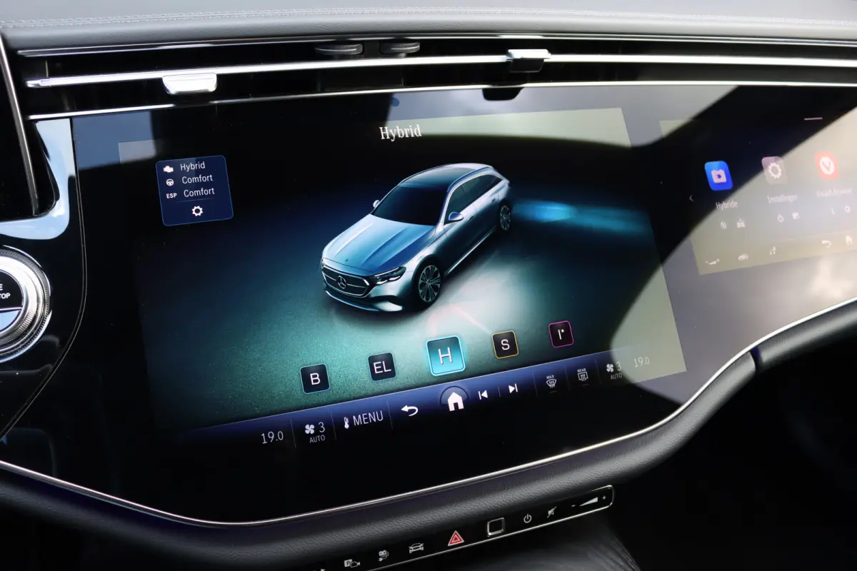 300 e AMG Line | Hyperscreen | Distronic+ | HUD | 3D-Display | Panoramadak | Burmester | Surround Camera | Trekhaak | Keyless Go |