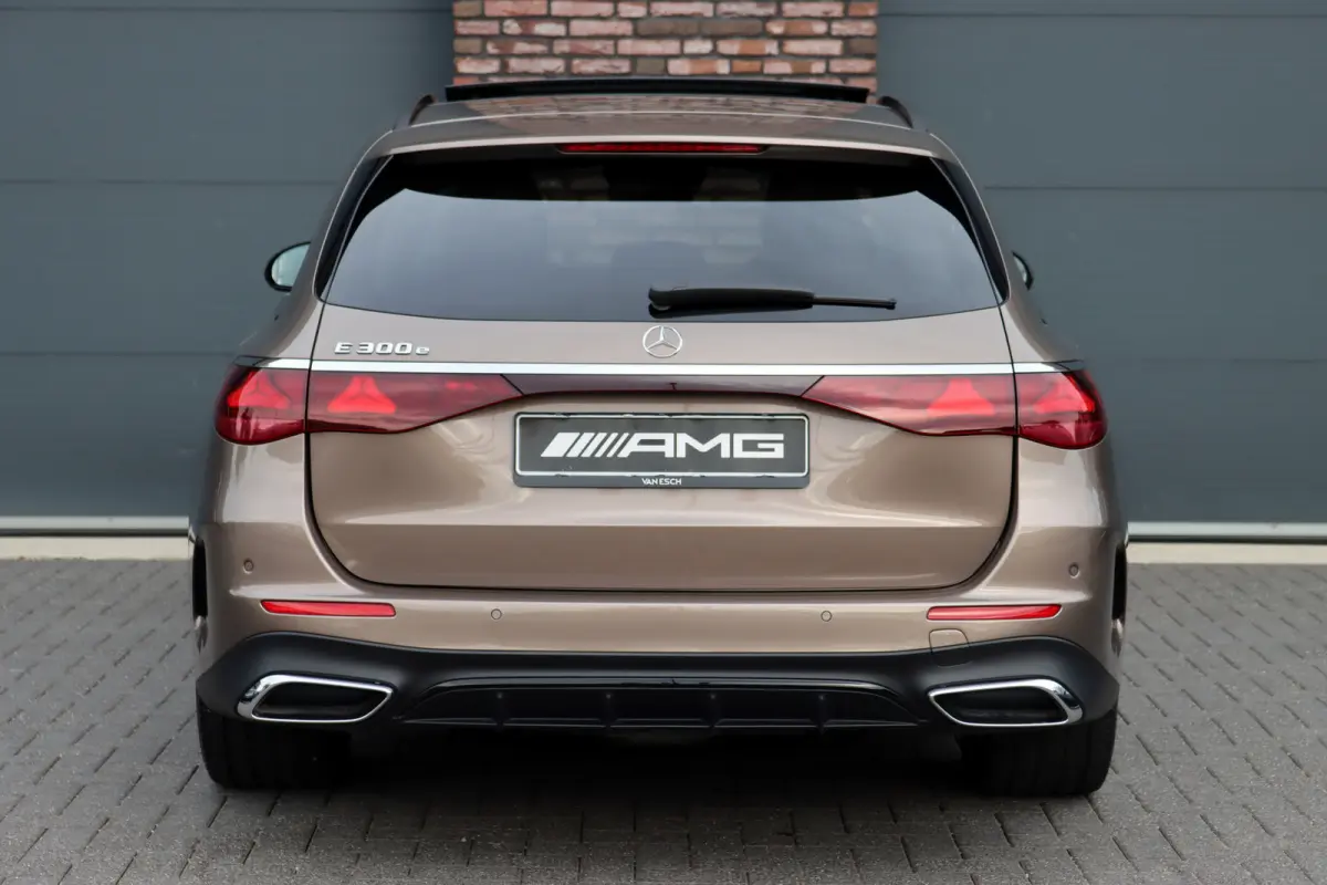 300 e AMG Line | Hyperscreen | Distronic+ | HUD | 3D-Display | Panoramadak | Burmester | Surround Camera | Trekhaak | Keyless Go |