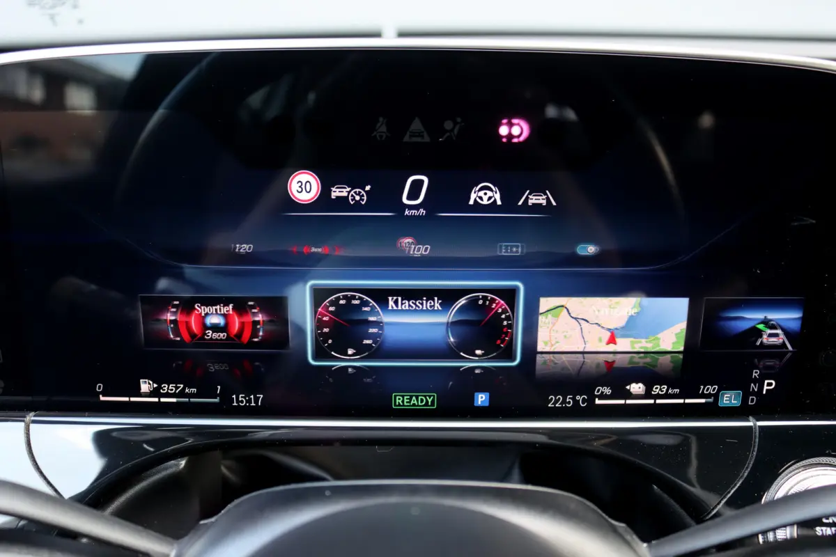300 e AMG Line | Hyperscreen | Distronic+ | HUD | 3D-Display | Panoramadak | Burmester | Surround Camera | Trekhaak | Keyless Go |