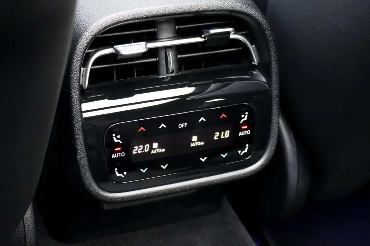 300 e AMG Line | Hyperscreen | Distronic+ | HUD | 3D-Display | Panoramadak | Burmester | Surround Camera | Trekhaak | Keyless Go |