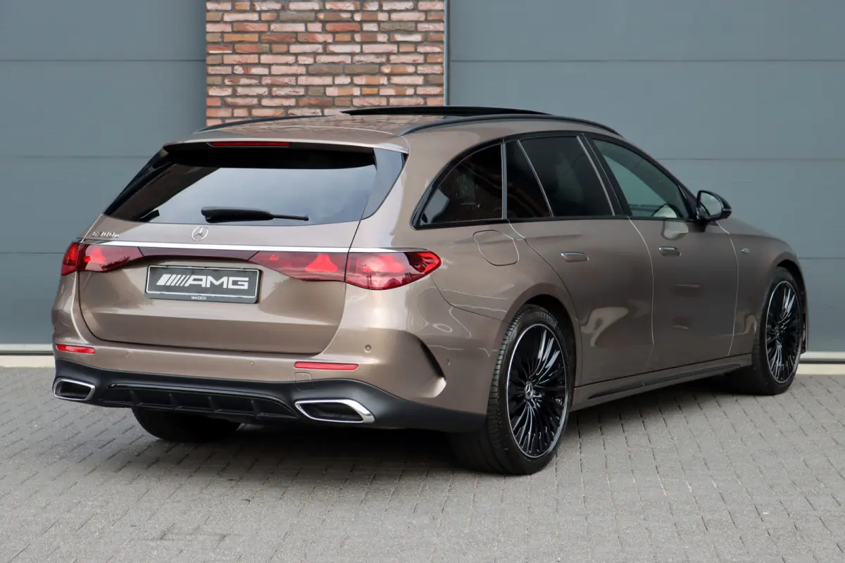 300 e AMG Line | Hyperscreen | Distronic+ | HUD | 3D-Display | Panoramadak | Burmester | Surround Camera | Trekhaak | Keyless Go |