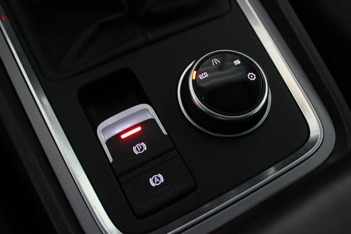 1.5 TSI FR Business Intense Facelift | Trekhaak | 360° Camera | Carplay | Virtual Cockpit | Full LED | Navi | Stoel/Stuurverw. | 18" LMV | PDC V+A