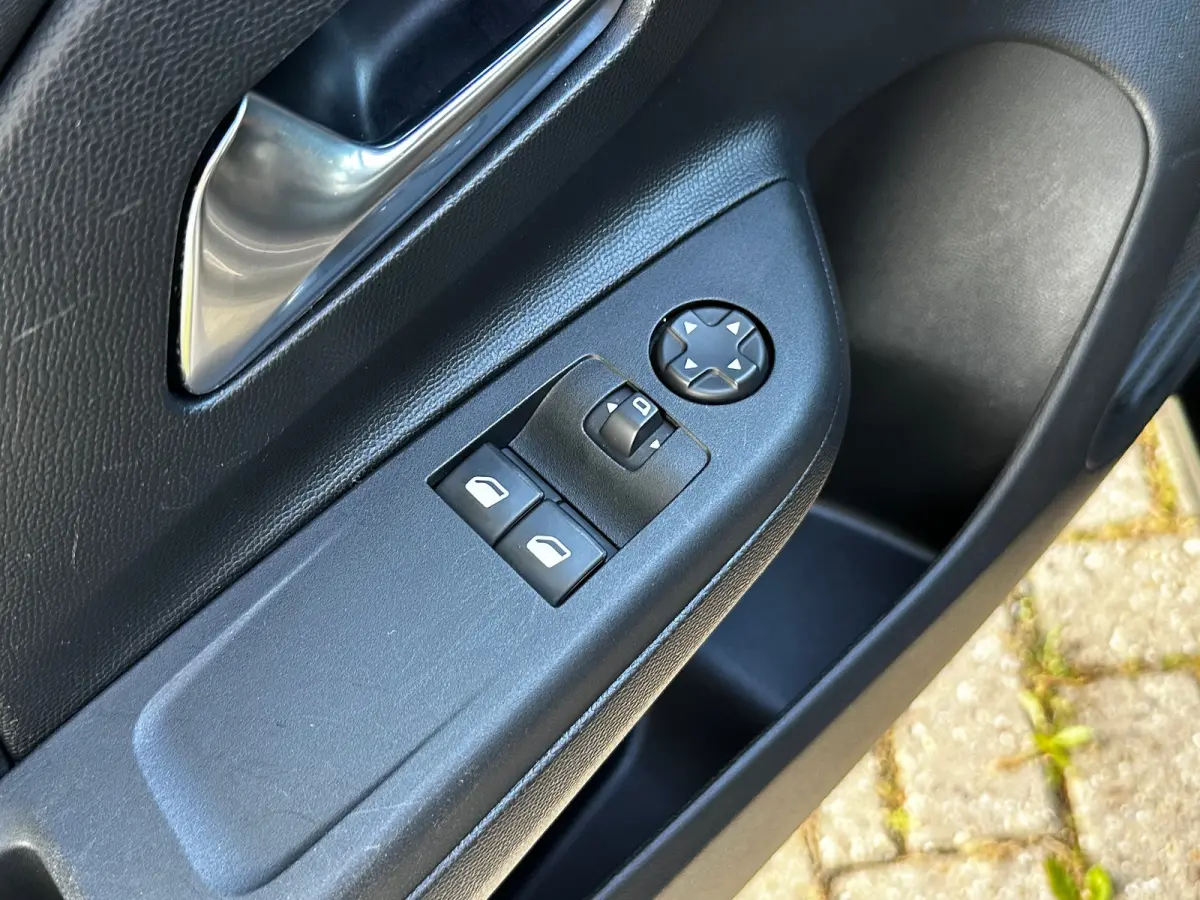 1.2 Edition | BROEKHUIS ONDERHOUDEN| EERSTE EIGENAAR| APPLE CARPLAY/ANDROID AUTO| PARKEERSENSOREN ACHTER| DAB ONTVANGER| CRUISE CONTROL| GETINT GLAS| AIRCO| 16" LM-VELGEN|