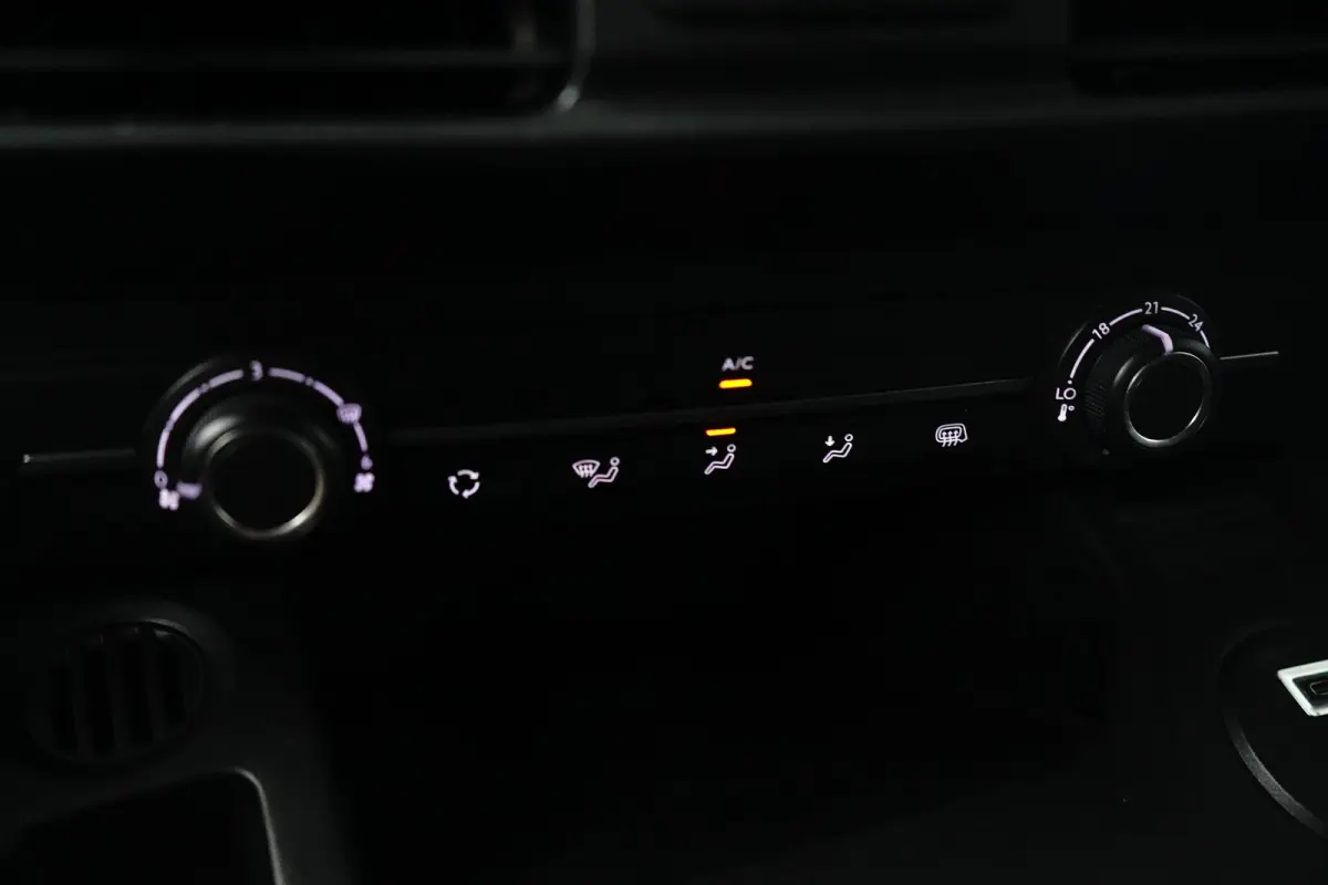 1.5 BlueHDi 100 S&S L2 Camera | Houten Laadvloer | Carplay | Digitaal Dashboard | Airco | Cruise Control | DAB | Achteruitrijcamera | Airco | Apple Carplay/Android Auto|telefoonintegratie pr