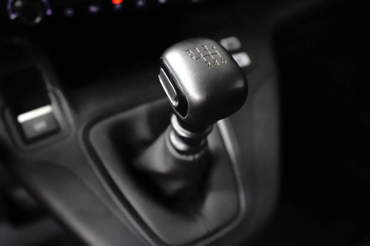 1.5 BlueHDi 100 S&S L2 Camera | Houten Laadvloer | Carplay | Digitaal Dashboard | Airco | Cruise Control | DAB | Achteruitrijcamera | Airco | Apple Carplay/Android Auto|telefoonintegratie pr