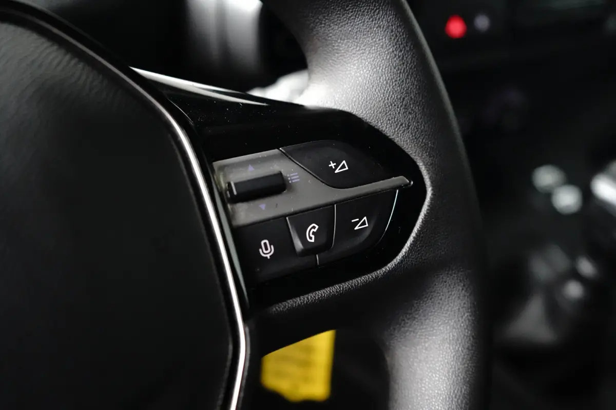 1.5 BlueHDi 100 S&S L2 Camera | Houten Laadvloer | Carplay | Digitaal Dashboard | Airco | Cruise Control | DAB | Achteruitrijcamera | Airco | Apple Carplay/Android Auto|telefoonintegratie pr
