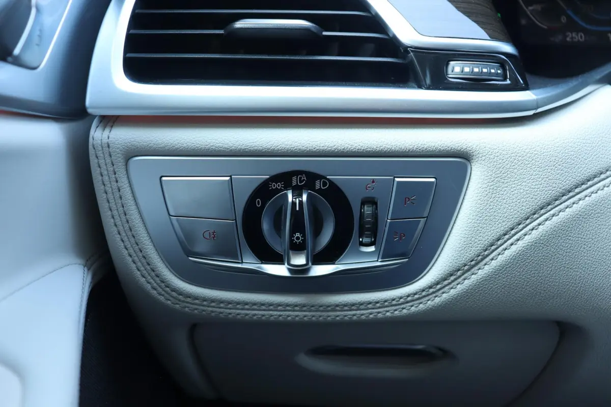 Sedan 745e | High Executive | Harman Kardon | Parking Assistant Plus | Head-Up | Laserlight | Soft-Close | SOH 86% | 19''LMV
