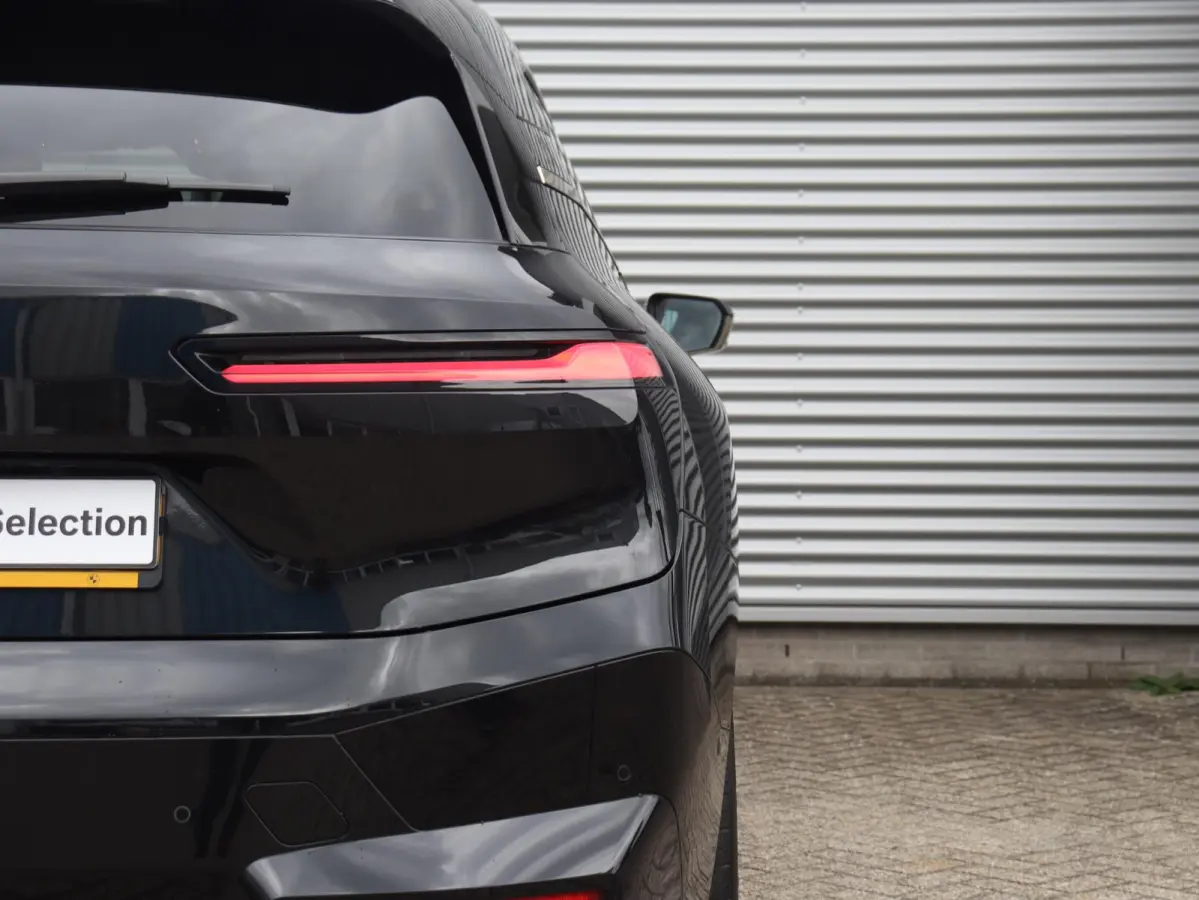 xDrive40 | High Executive | Sportpakket | Panodak Skylounge | Head-Up | Trekhaak | Driving Assistant Prof. | Harman Kardon | Laserlight | Soft Close | 22'' LMV