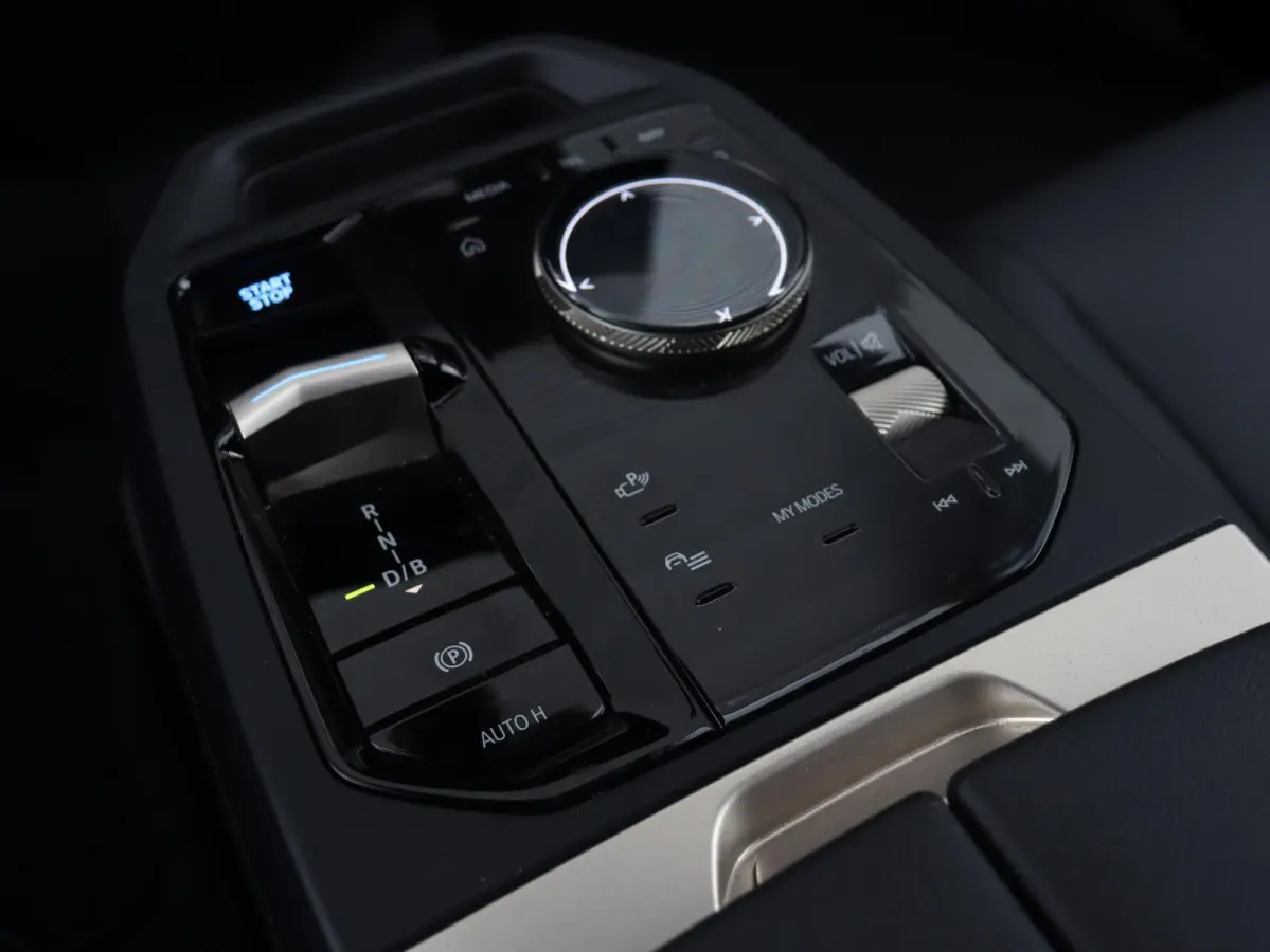 xDrive40 | High Executive | Sportpakket | Panodak Skylounge | Head-Up | Trekhaak | Driving Assistant Prof. | Harman Kardon | Laserlight | Soft Close | 22'' LMV