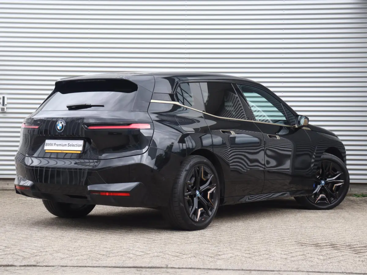 xDrive40 | High Executive | Sportpakket | Panodak Skylounge | Head-Up | Trekhaak | Driving Assistant Prof. | Harman Kardon | Laserlight | Soft Close | 22'' LMV