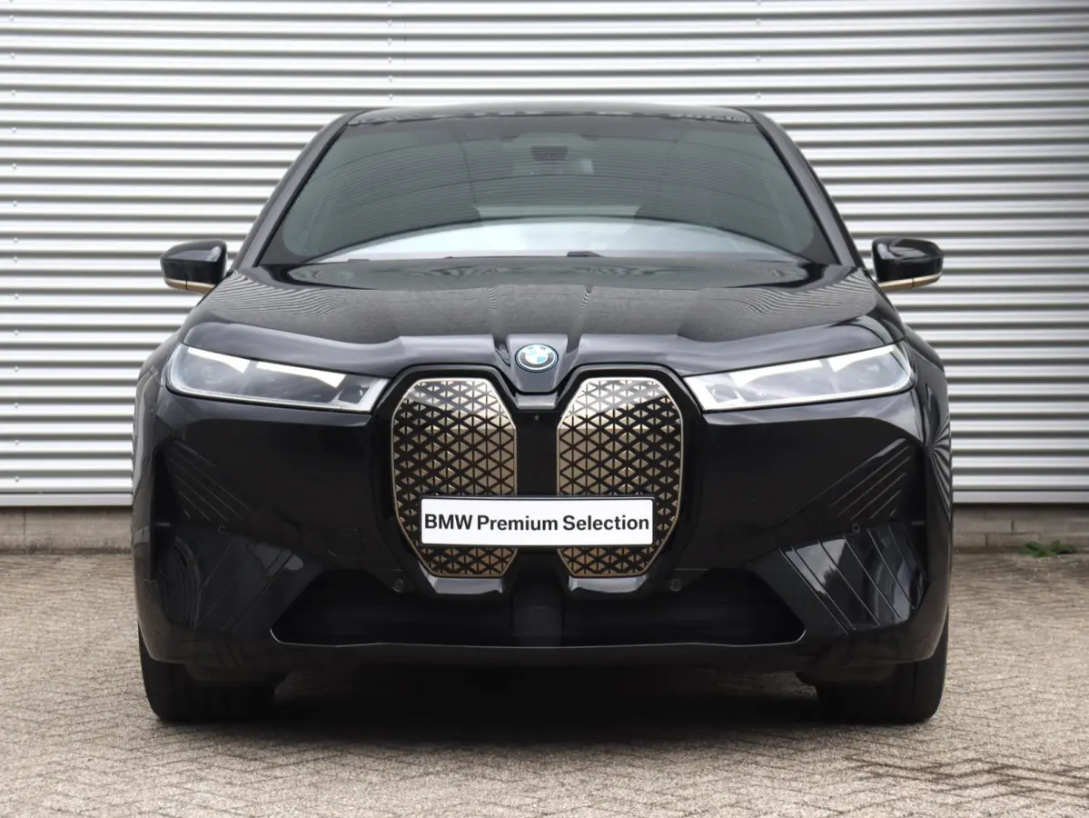 xDrive40 | High Executive | Sportpakket | Panodak Skylounge | Head-Up | Trekhaak | Driving Assistant Prof. | Harman Kardon | Laserlight | Soft Close | 22'' LMV