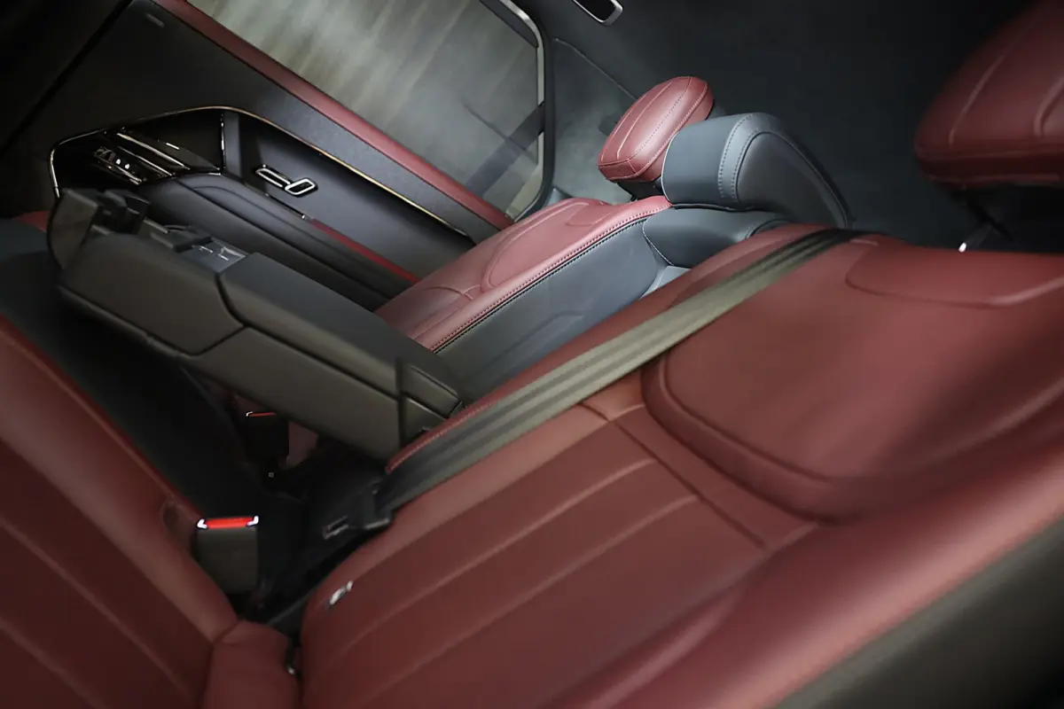 3.0 P550e Autobiography PHEV / SV Bespoke Deep Garnet / Massage / Head Up / Verkoeling / Memory /Pano