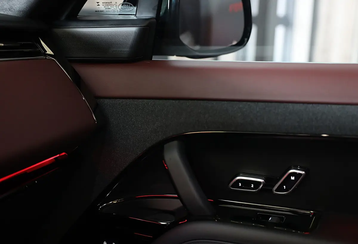3.0 P550e Autobiography PHEV / SV Bespoke Deep Garnet / Massage / Head Up / Verkoeling / Memory /Pano