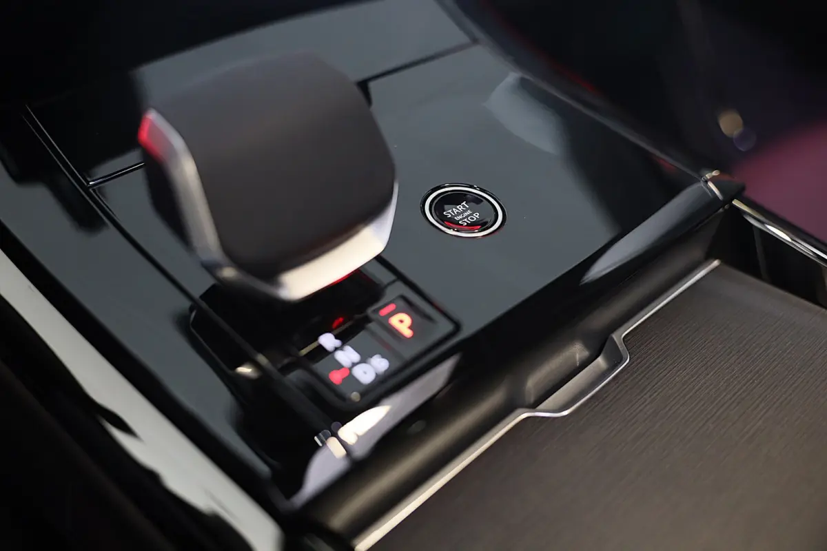3.0 P550e Autobiography PHEV / SV Bespoke Deep Garnet / Massage / Head Up / Verkoeling / Memory /Pano