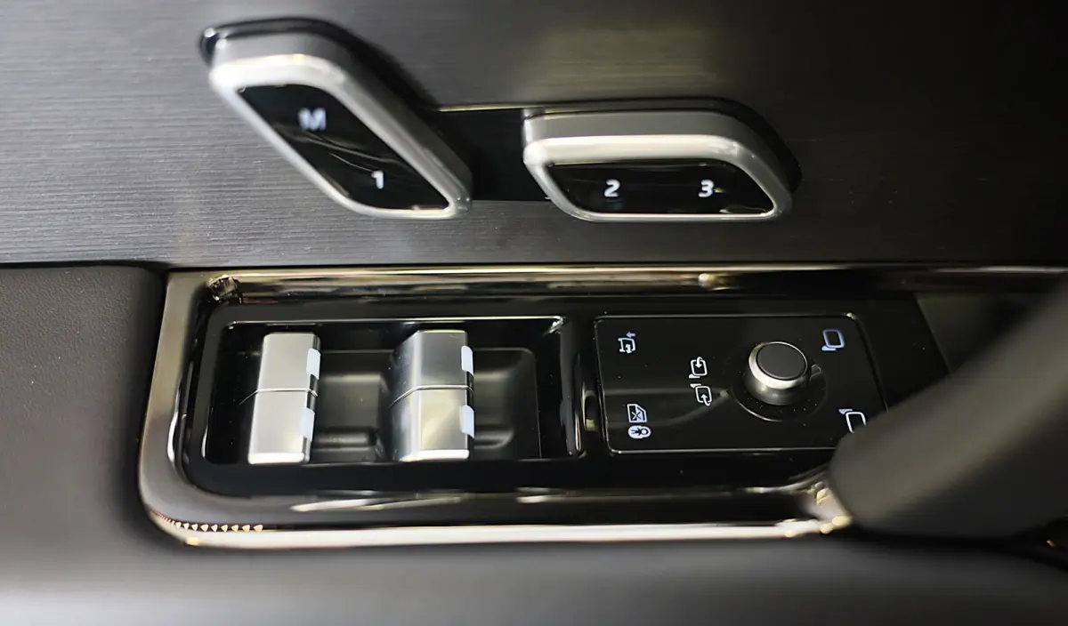 3.0 P550e Autobiography PHEV / SV Bespoke Deep Garnet / Massage / Head Up / Verkoeling / Memory /Pano