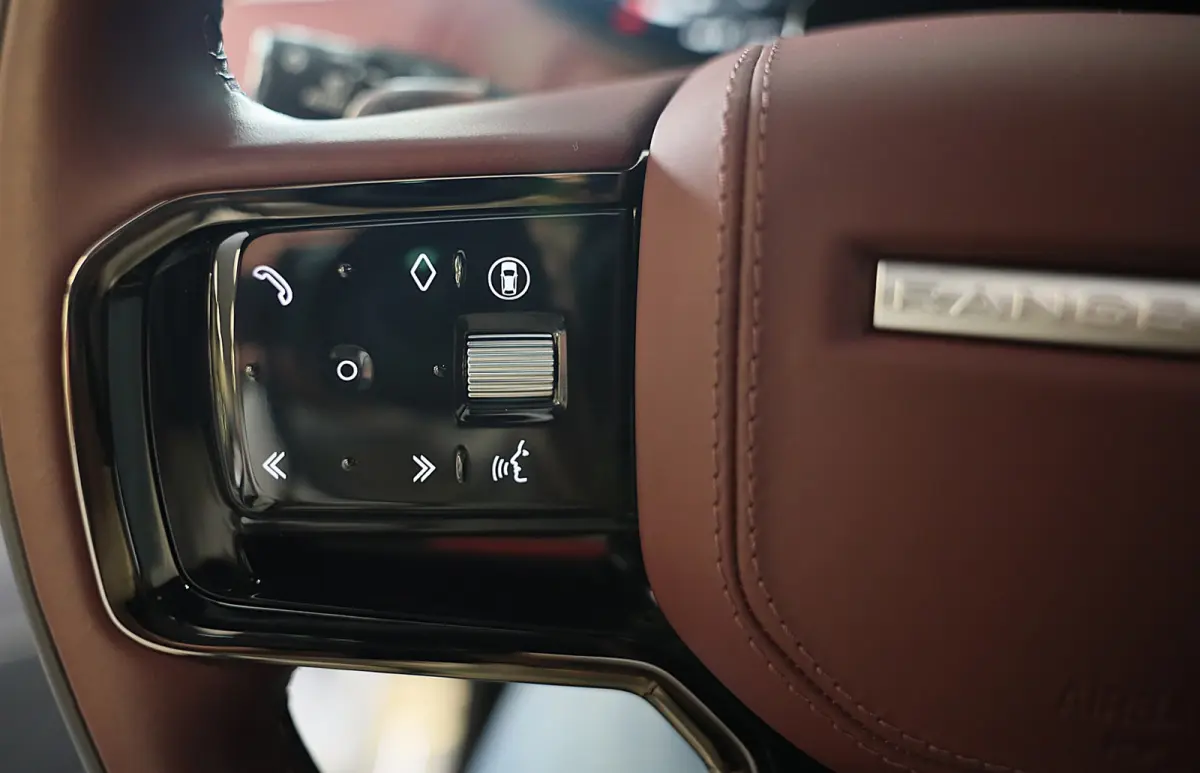 3.0 P550e Autobiography PHEV / SV Bespoke Deep Garnet / Massage / Head Up / Verkoeling / Memory /Pano