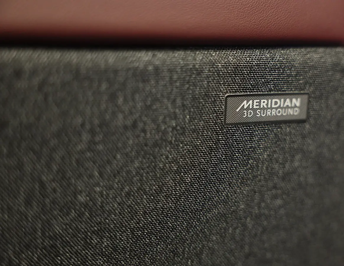 3.0 P550e Autobiography PHEV / SV Bespoke Deep Garnet / Massage / Head Up / Verkoeling / Memory /Pano