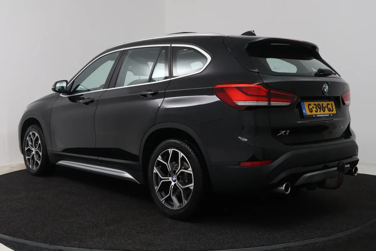 sDrive20i VDL Nedcar Edition (PANORAMADAK, CAMERA, STOELVERWARMING, PARKEERSENSOREN)