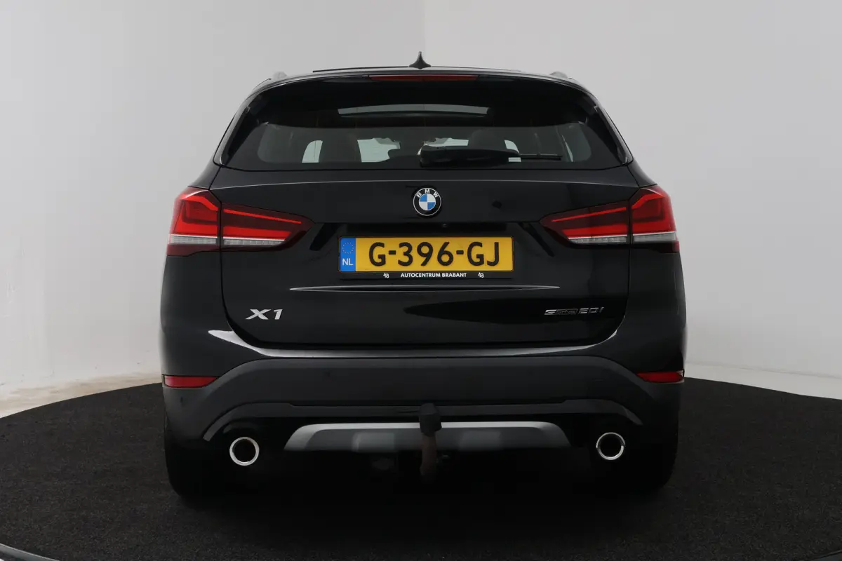 sDrive20i VDL Nedcar Edition (PANORAMADAK, CAMERA, STOELVERWARMING, PARKEERSENSOREN)