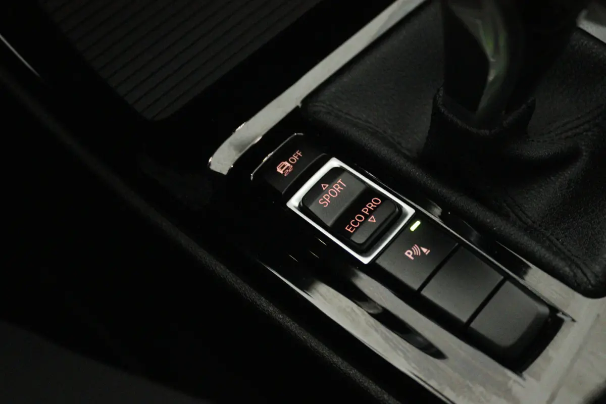 sDrive20i VDL Nedcar Edition (PANORAMADAK, CAMERA, STOELVERWARMING, PARKEERSENSOREN)