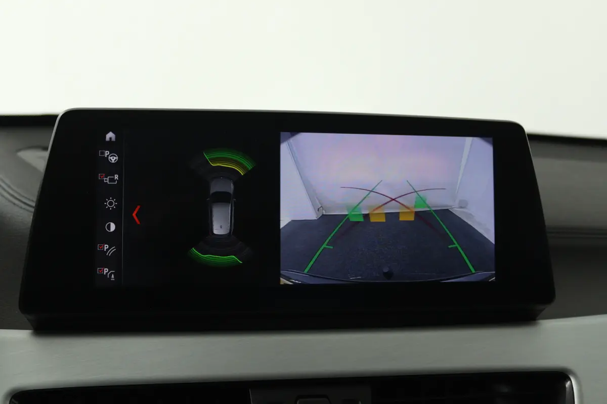 sDrive20i VDL Nedcar Edition (PANORAMADAK, CAMERA, STOELVERWARMING, PARKEERSENSOREN)