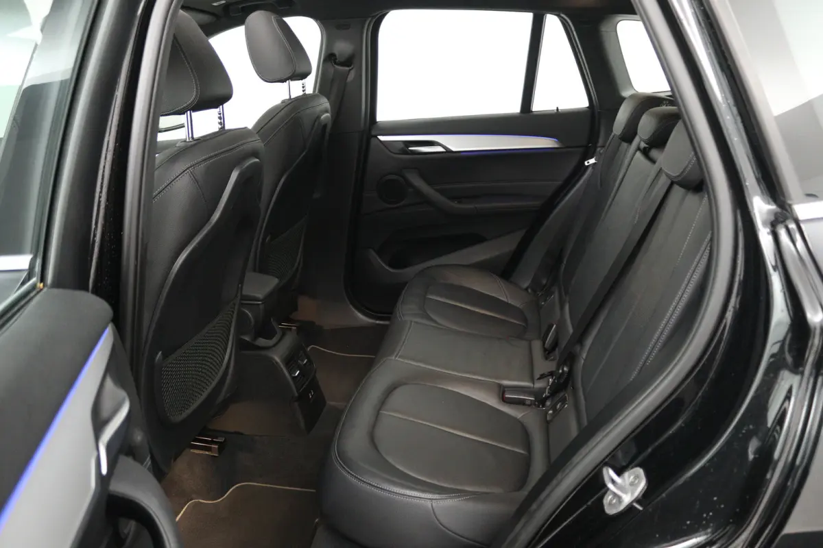 sDrive20i VDL Nedcar Edition (PANORAMADAK, CAMERA, STOELVERWARMING, PARKEERSENSOREN)
