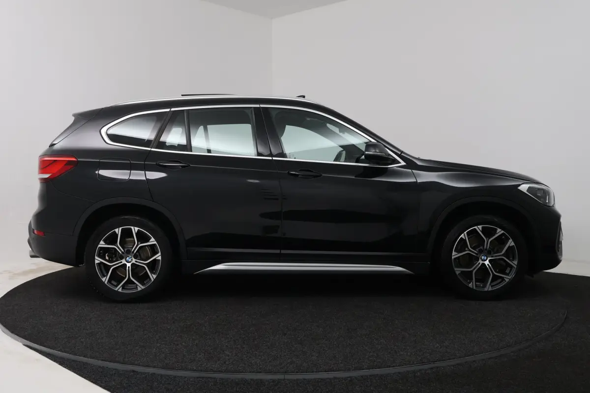 sDrive20i VDL Nedcar Edition (PANORAMADAK, CAMERA, STOELVERWARMING, PARKEERSENSOREN)