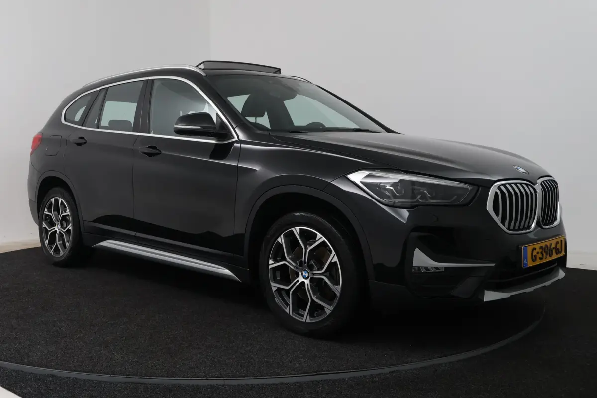 sDrive20i VDL Nedcar Edition (PANORAMADAK, CAMERA, STOELVERWARMING, PARKEERSENSOREN)