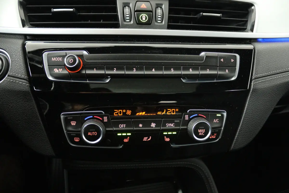 sDrive20i VDL Nedcar Edition (PANORAMADAK, CAMERA, STOELVERWARMING, PARKEERSENSOREN)