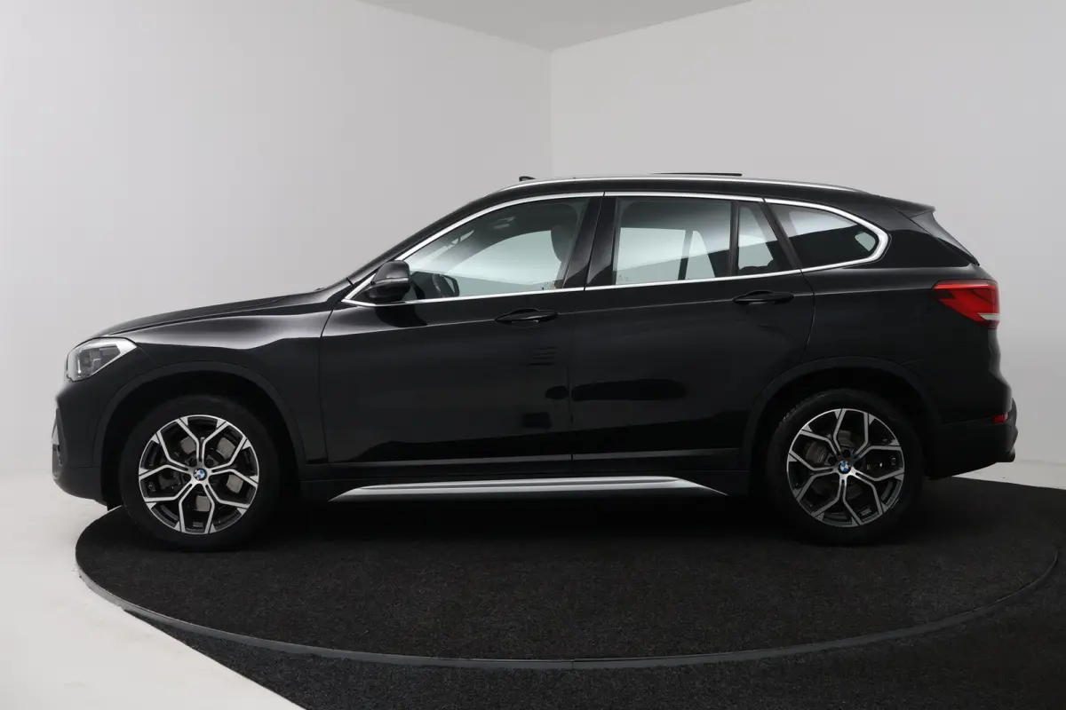 sDrive20i VDL Nedcar Edition (PANORAMADAK, CAMERA, STOELVERWARMING, PARKEERSENSOREN)