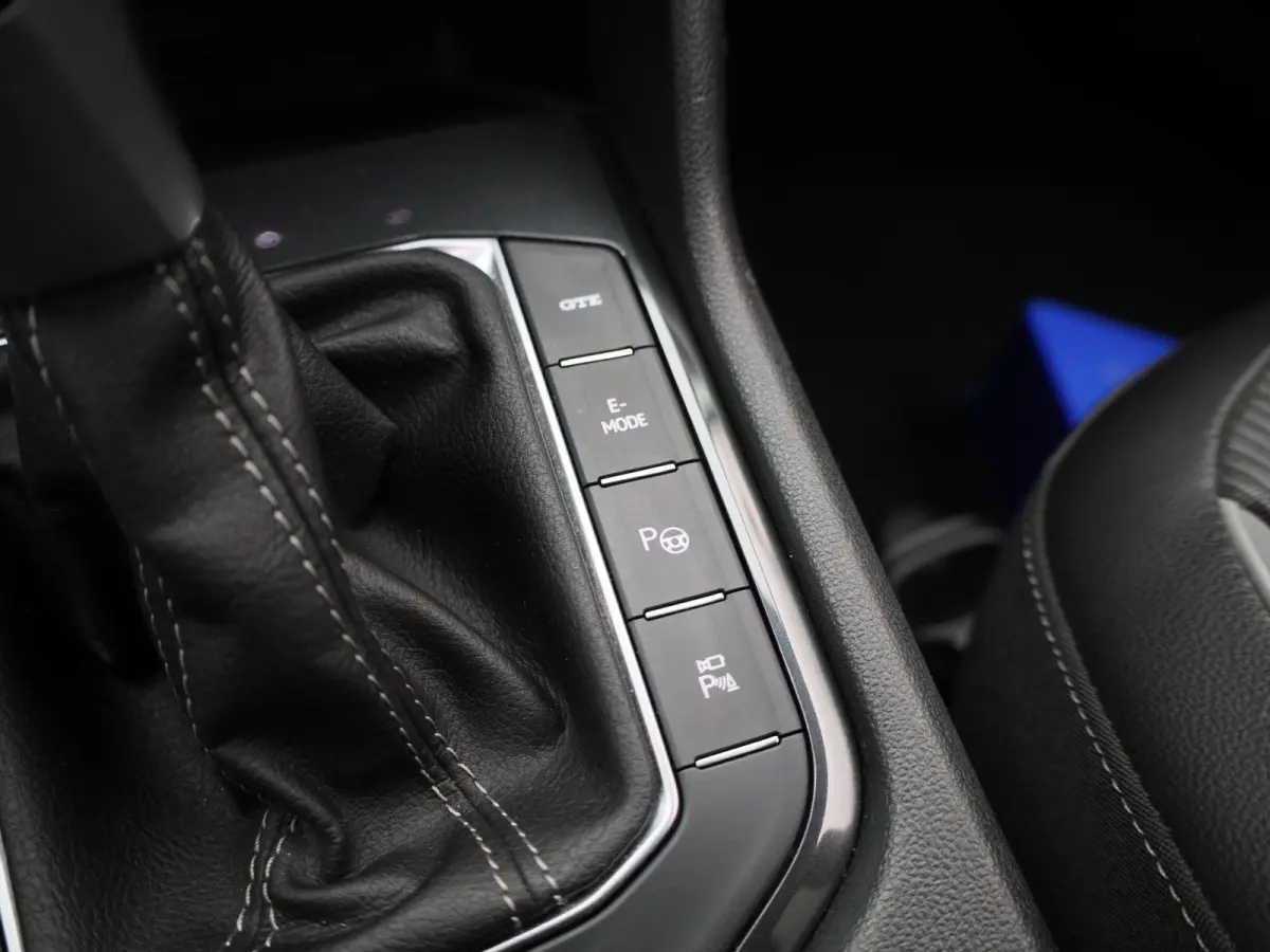 1.4 TSI eHybrid R-Line Business+ 245 PK| SoH 95% | Dealeronderhouden | Trekhaak | Navigatie Pro | 360 Camera | Stoelverwarming | Stuurwielverwarming | 20 Inch Velgen | Dodehoekdetectie | Bla