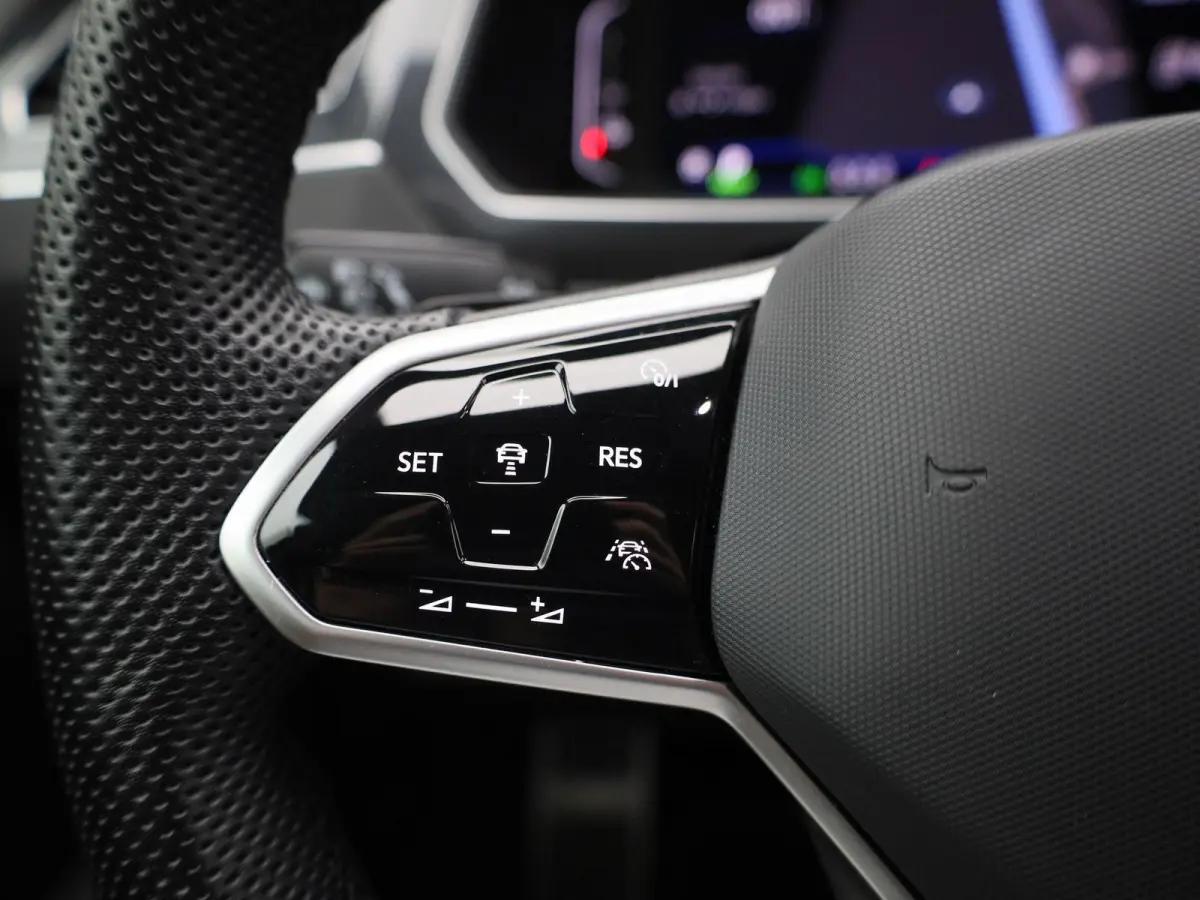 1.4 TSI eHybrid R-Line Business+ 245 PK| SoH 95% | Dealeronderhouden | Trekhaak | Navigatie Pro | 360 Camera | Stoelverwarming | Stuurwielverwarming | 20 Inch Velgen | Dodehoekdetectie | Bla