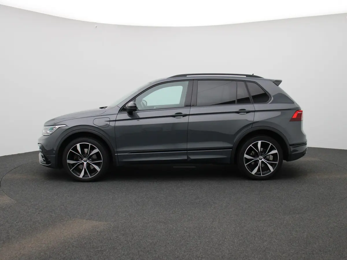 1.4 TSI eHybrid R-Line Business+ 245 PK| SoH 95% | Dealeronderhouden | Trekhaak | Navigatie Pro | 360 Camera | Stoelverwarming | Stuurwielverwarming | 20 Inch Velgen | Dodehoekdetectie | Bla