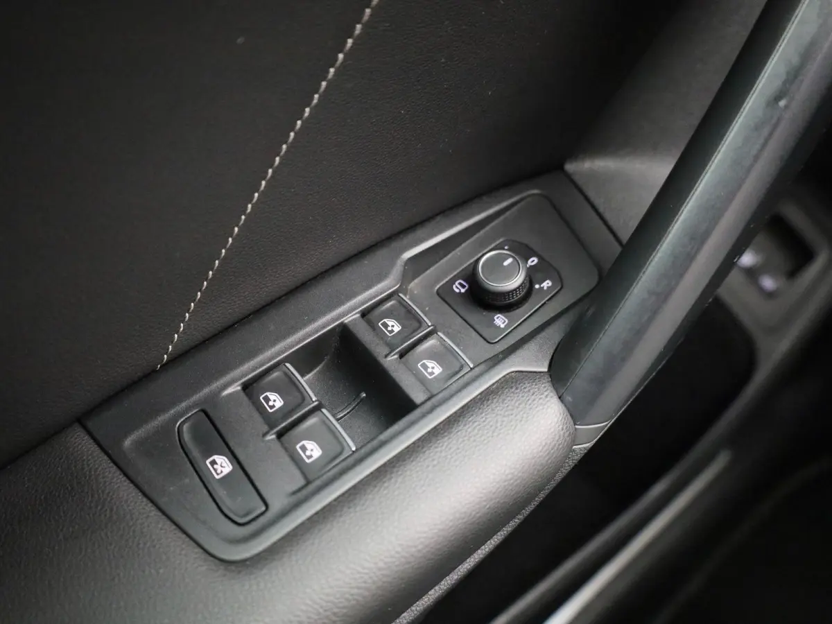 1.4 TSI eHybrid R-Line Business+ 245 PK| SoH 95% | Dealeronderhouden | Trekhaak | Navigatie Pro | 360 Camera | Stoelverwarming | Stuurwielverwarming | 20 Inch Velgen | Dodehoekdetectie | Bla