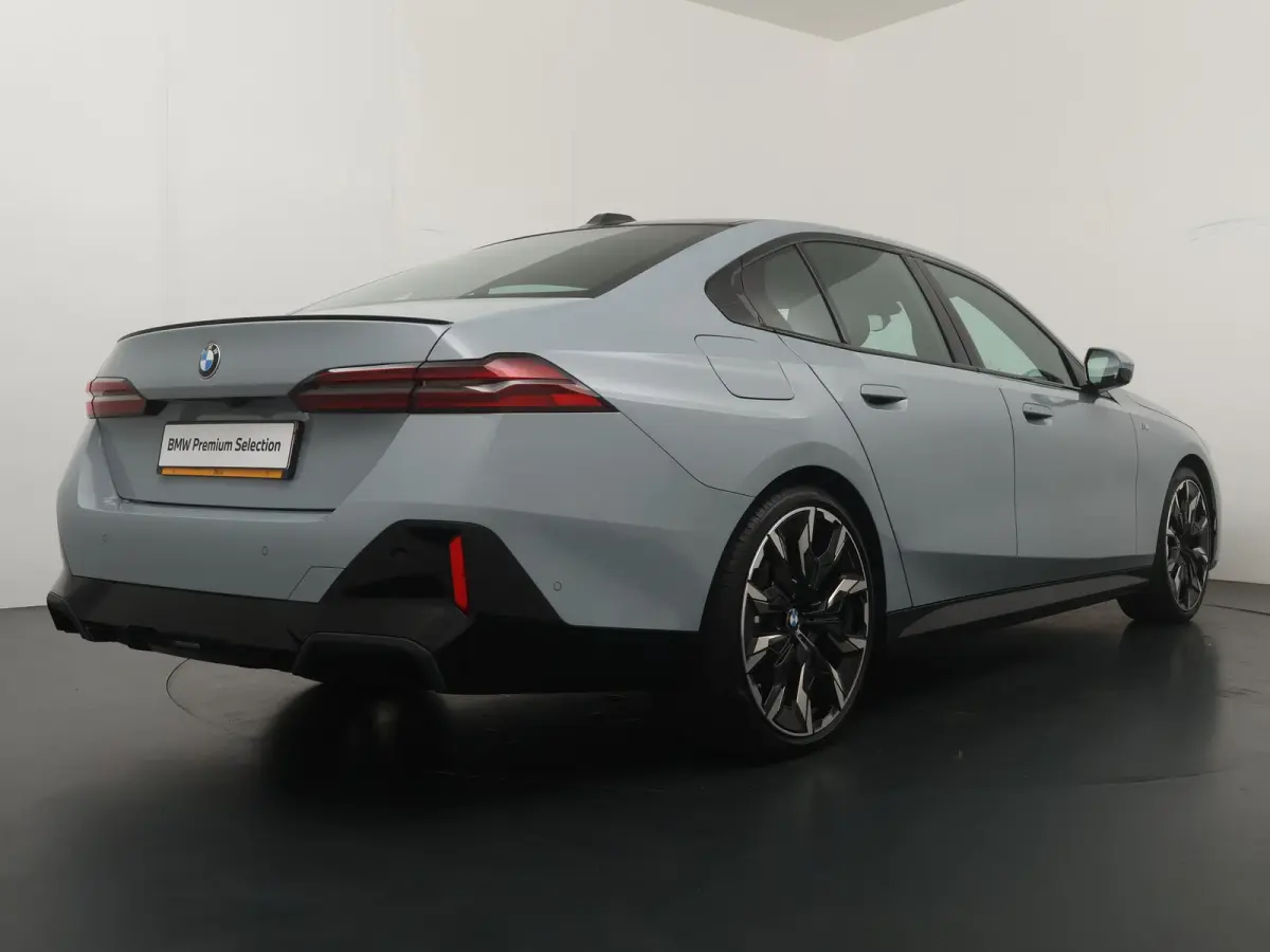 520i M Sport Pro | Glazen Panoramadak | Trekhaak Elektrisch | Stuur- en Stoelverwarming voor en achter | Harman Kardon | Driving Assistant Professional | Head-Up Display |