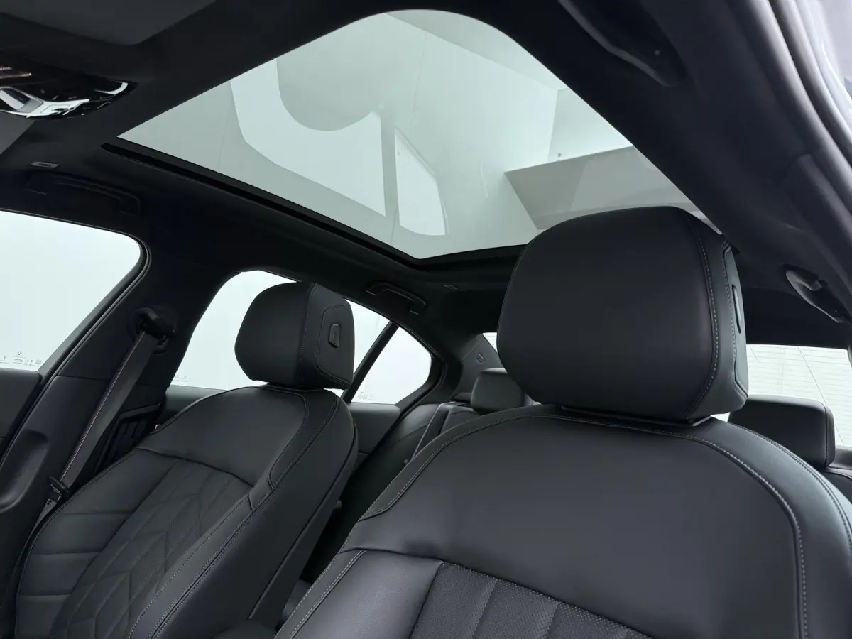 520i M Sport Pro | Glazen Panoramadak | Trekhaak Elektrisch | Stuur- en Stoelverwarming voor en achter | Harman Kardon | Driving Assistant Professional | Head-Up Display |